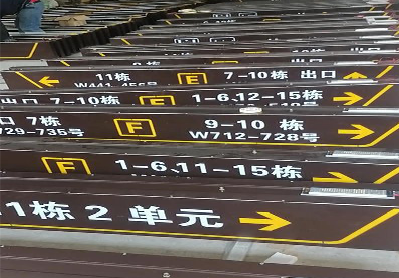 耿马广告标识中，常见的几种安装方式。